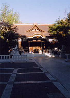 鳥越神社の社殿と境内写真