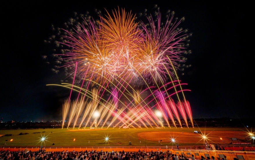 【第60回葛飾納涼花火大会】葛飾花火大会の穴場スポット情報や、スムーズな帰宅方法をご紹介！の公式ビジュアル。会場は葛飾区柴又野球場（江戸川河川敷）。