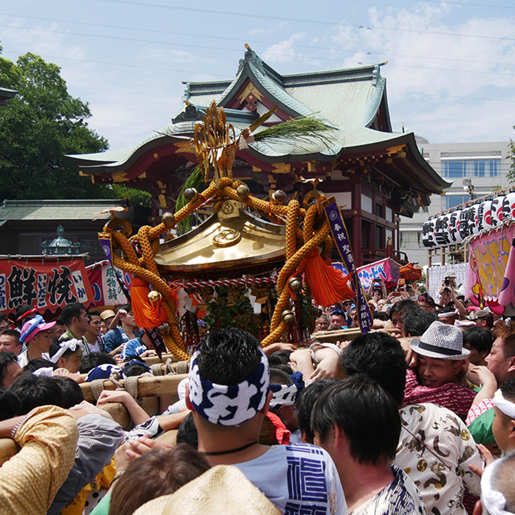 羽田神社の社殿前で担ぎ手に担がれる金色の本社大神輿