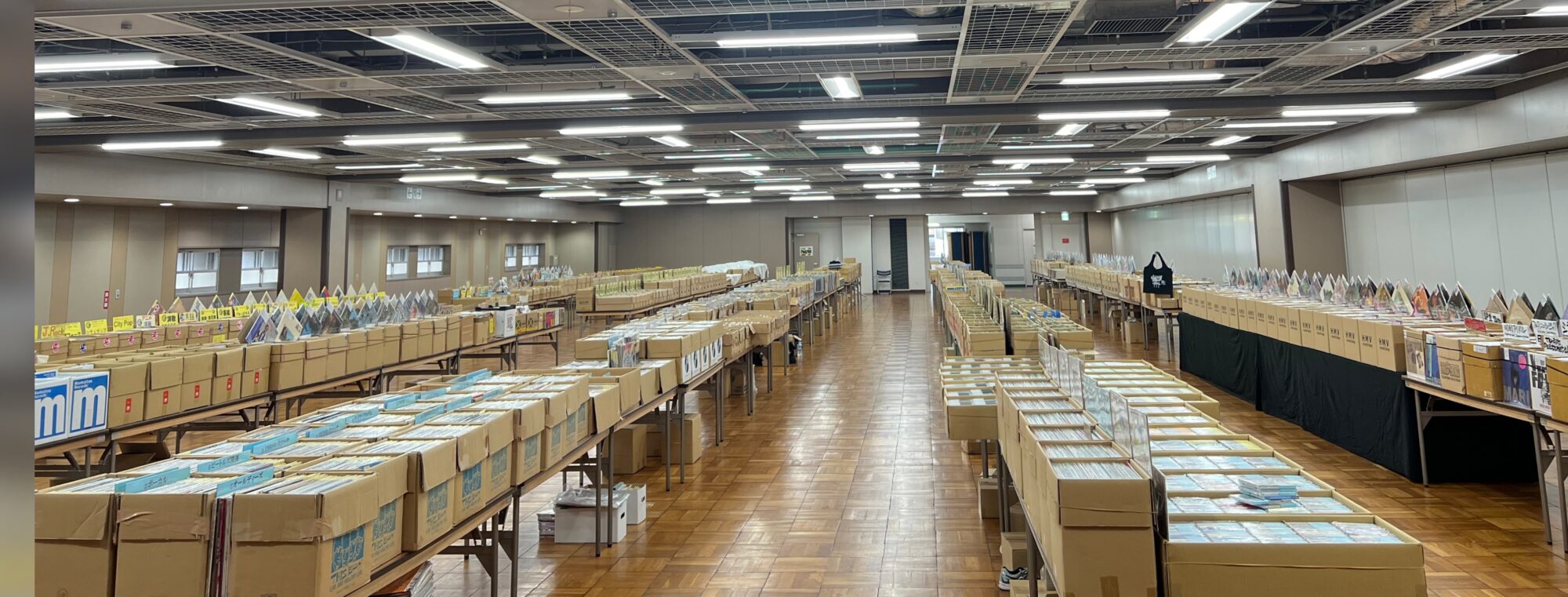 会場の通路一面にレコードやCDの入った箱がずらりと並ぶ過去開催の様子