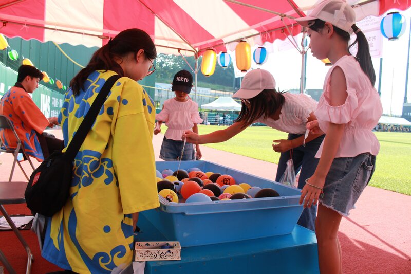 2025年のGタウン夏祭りで子どもたちがボールを使った縁日を楽しむ様子