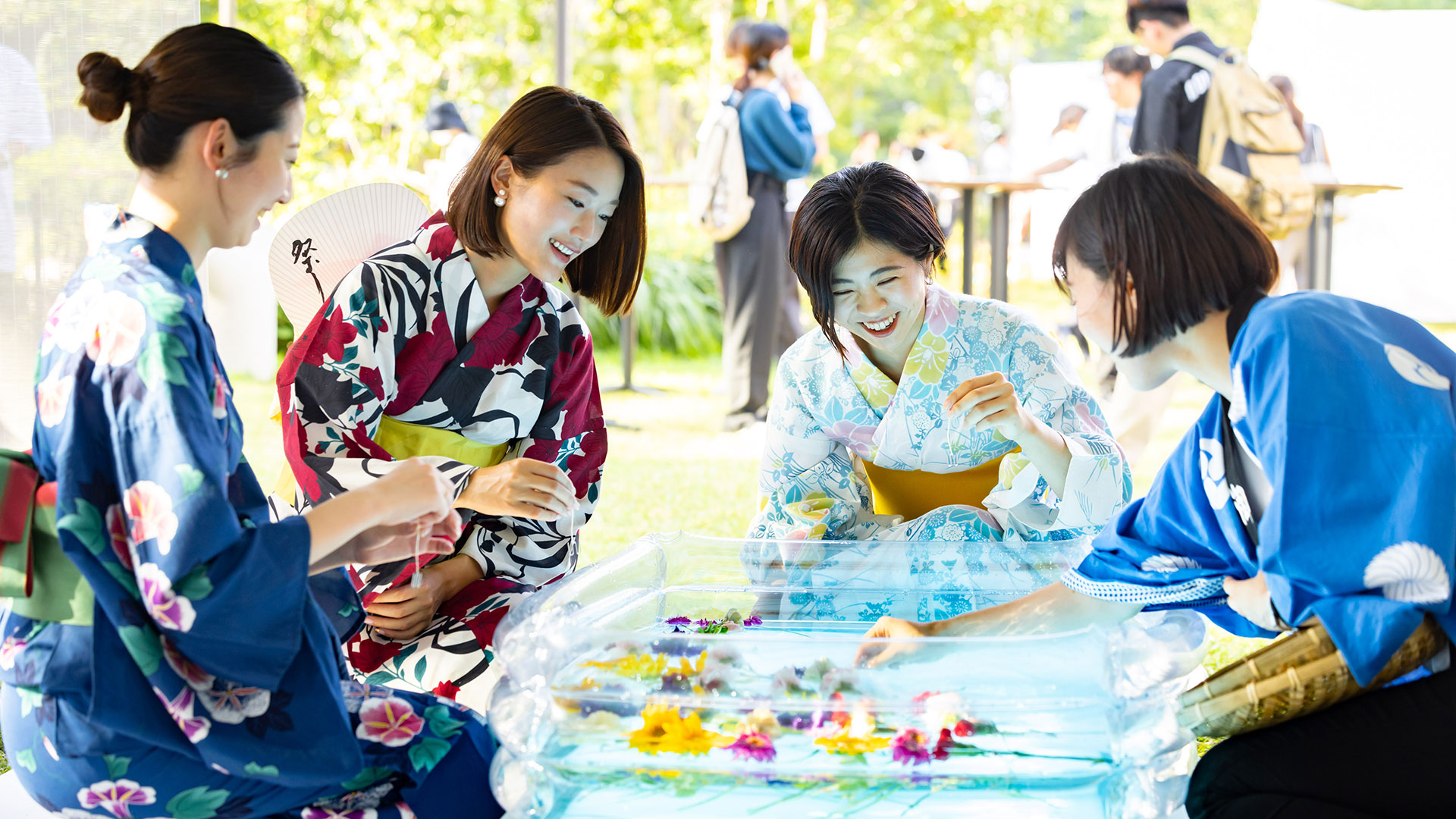 浴衣姿の女性たちがお花釣りを楽しむ麻布台ヒルズ納涼祭り2026の公式写真