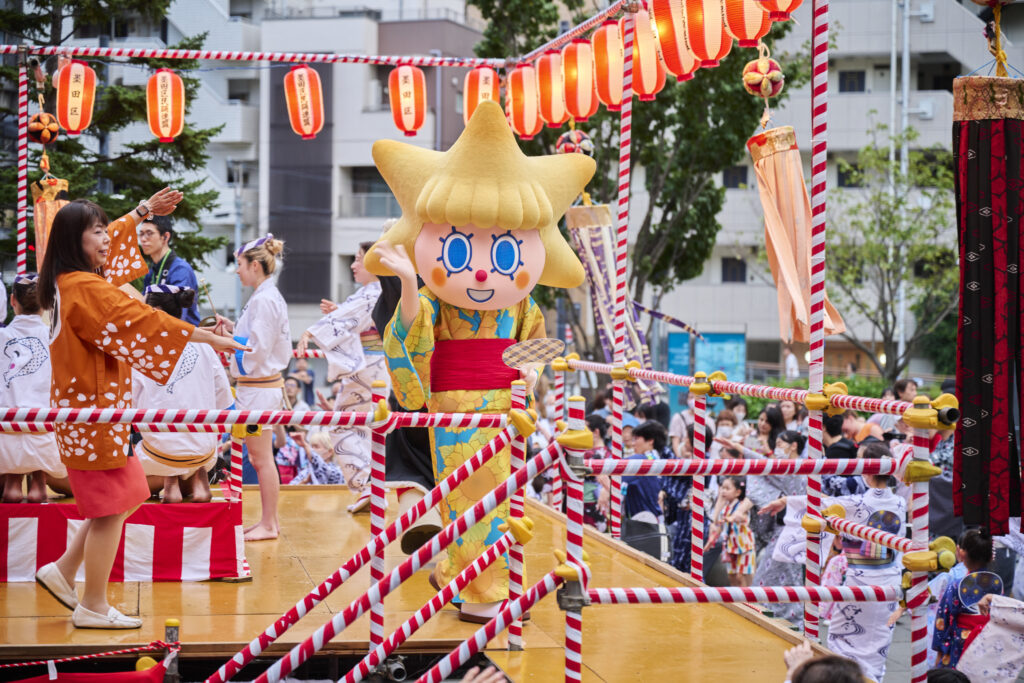 ソラマチひろばのやぐらで踊るソラカラちゃんと来場者