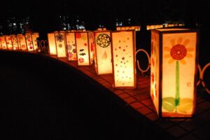 緑道に二列に並んで灯る手作りの角形灯ろう