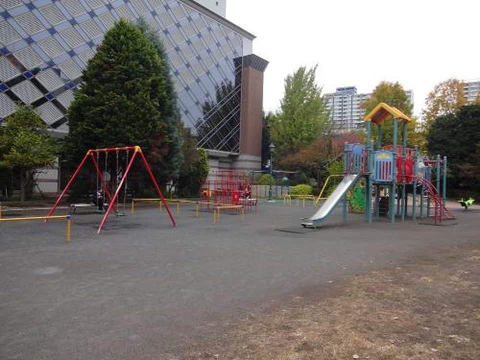 浜町公園の遊具広場と中央区立総合スポーツセンター