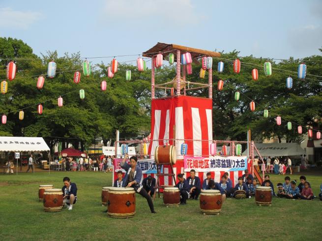 花畑公園のやぐら前で和太鼓を演奏する子どもたち