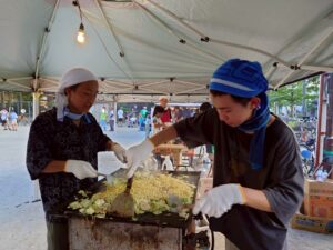 豊田神社奉納盆踊り大会で焼きそばを調理する地域の人