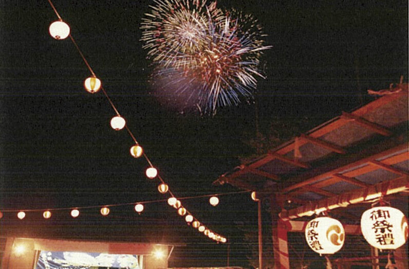 御祭禮の提灯と夜空に開いた花火