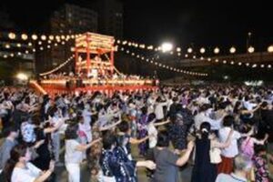 浜町公園の大やぐらを囲む中央区大江戸まつり盆おどり大会