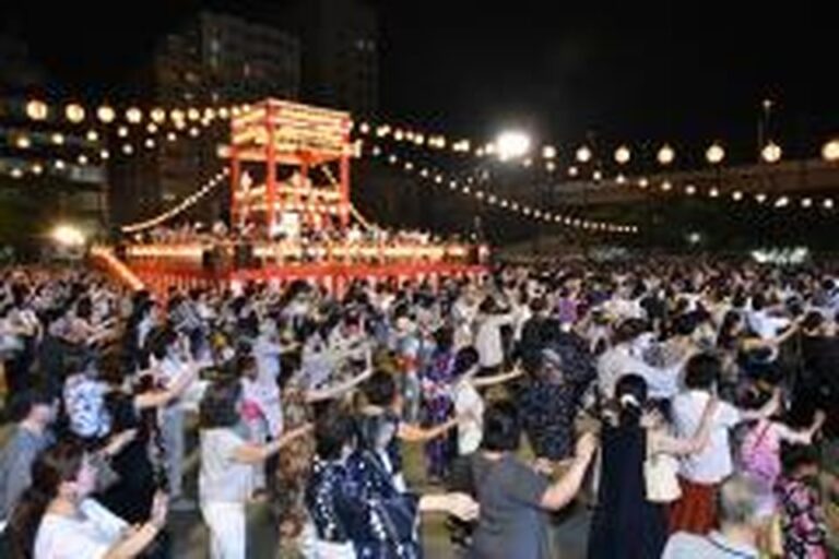 浜町公園の大やぐらを囲む中央区大江戸まつり盆おどり大会