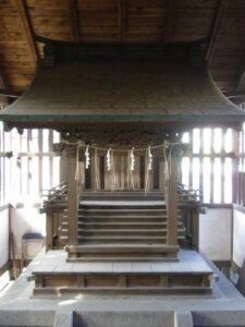 覆屋の中に納まる四面塔稲荷神社の本殿
