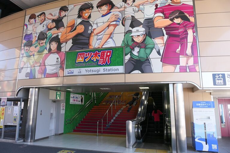 京成押上線・四ツ木駅の入口。壁面がキャプテン翼のキャラクターで覆われている