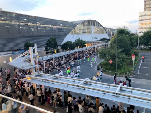 武蔵小金井駅南口の通りに踊り手と観客が集まる小金井阿波おどり過去開催の公式写真