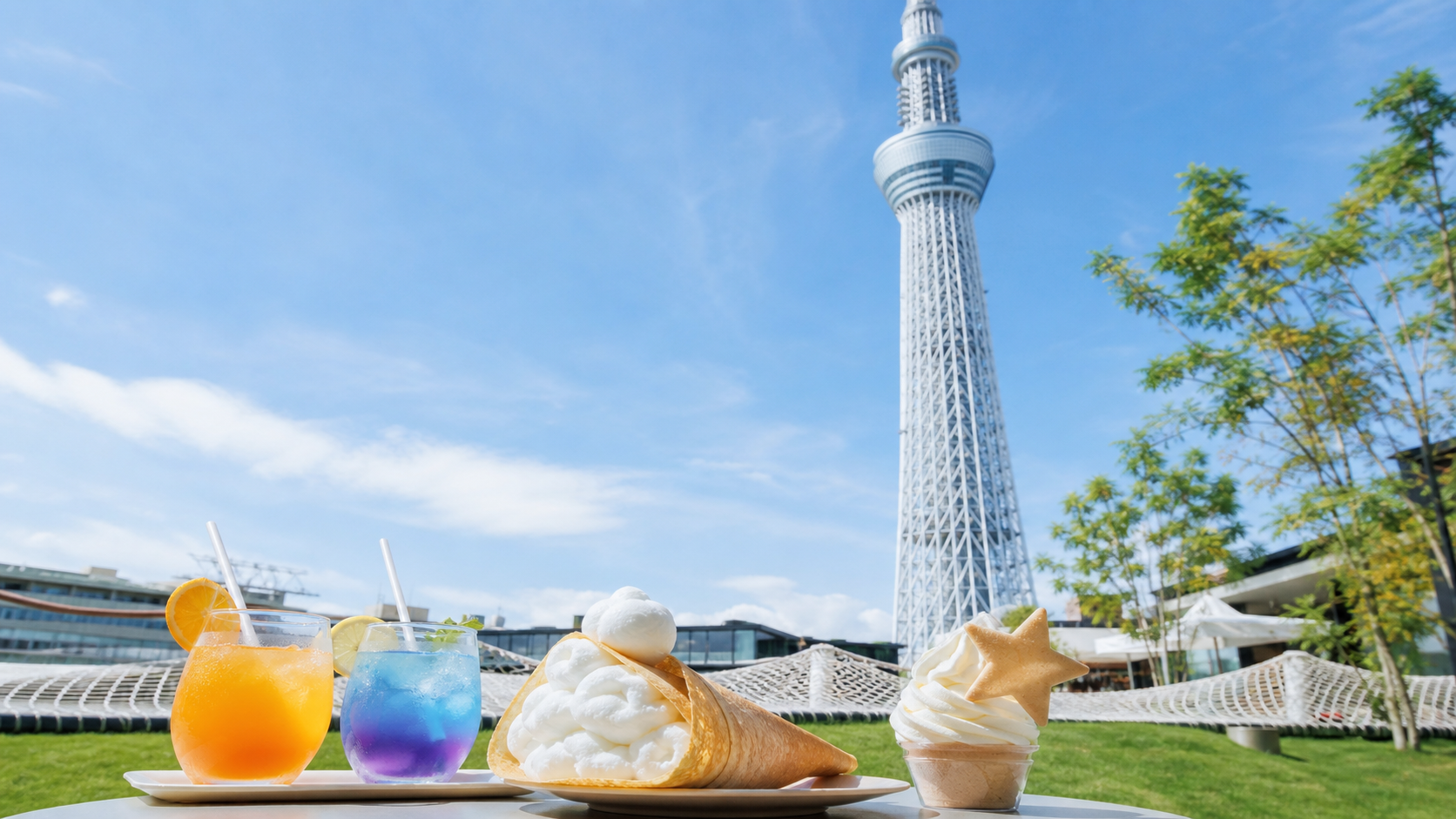 東京スカイツリーを背景にカラフルなドリンクとクレープを楽しむカフェのイメージ