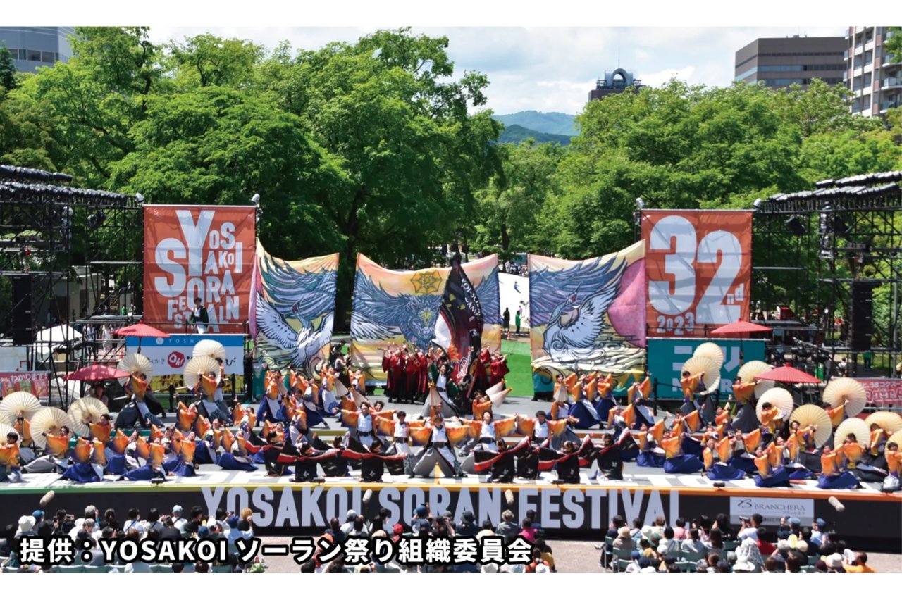 YOSAKOIソーラン祭りの大人数による演舞ステージ
