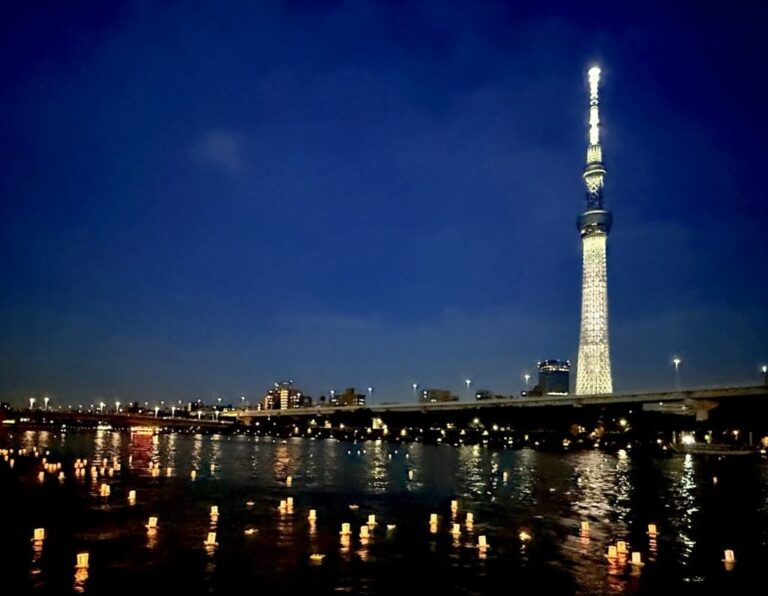 夜の隅田川に浮かぶ灯ろうとスカイツリー