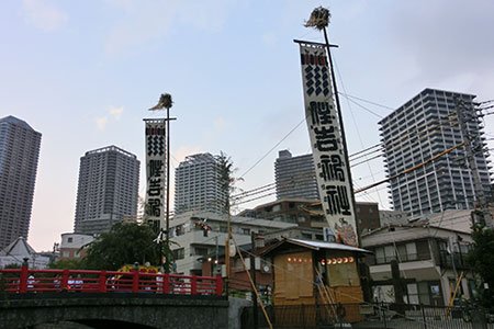 佃小橋と高層マンションを背景に立ち並ぶ佃祭の大幟
