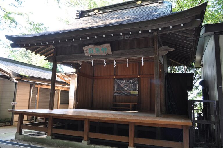 穴澤天神社の神楽殿。木造の舞台に「神楽殿」の扁額が掲げられ、紙垂の下がった正面が開いている