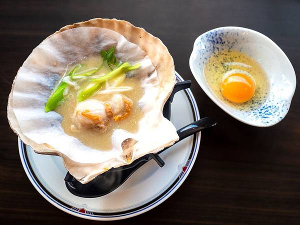 ホタテの貝殻を器にした貝焼き味噌と、溶いた卵の小鉢