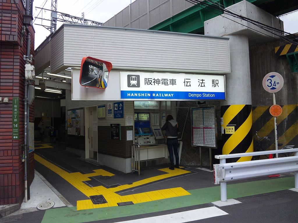阪神なんば線 伝法駅の地上駅舎。高架下に券売機と時刻表が並ぶ