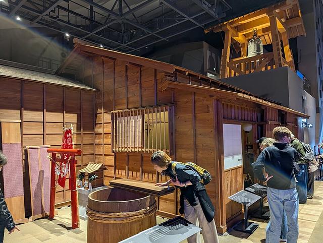 江戸東京博物館の常設展・江戸ゾーンに復元された棟割長屋と、見学する来館者