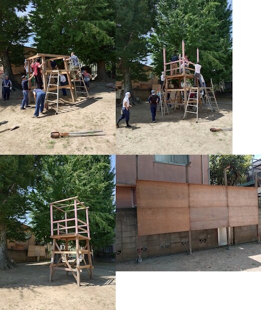 境内の大木の下で、脚立を使いながら木材だけで二階建ての櫓を組み上げている作業風景の写真4枚