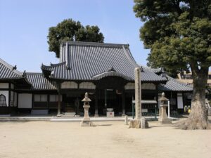 八尾市の常光寺本堂と、盆踊りの櫓が立つ前庭