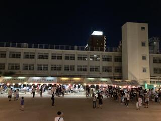 苅田小学校の校庭で盆踊りを楽しむ参加者の様子
