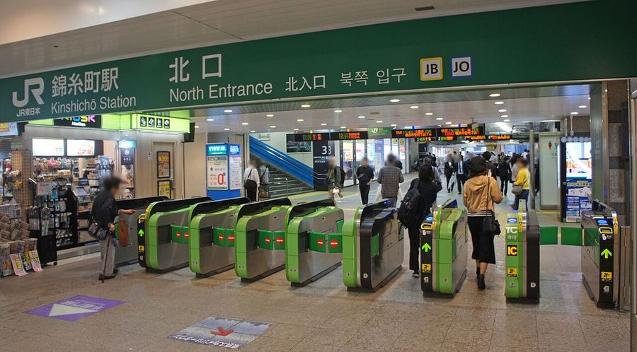 JR錦糸町駅北口の改札前。緑の「北口 North Entrance」の案内表示と自動改札機、行き交う利用者