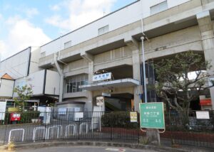 近鉄南大阪線 矢田駅の駅舎と東住吉区矢田二丁目の表示