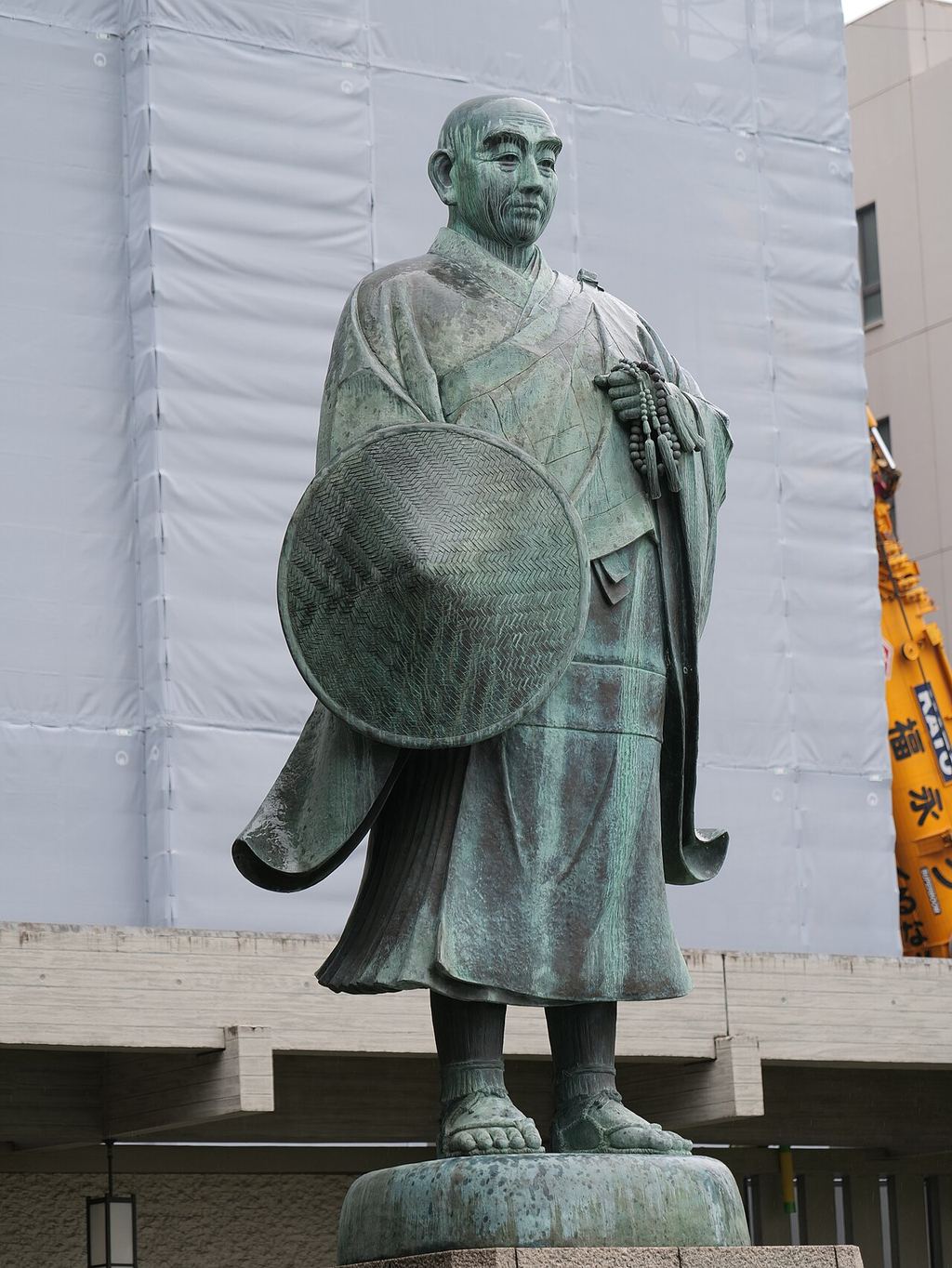 北御堂の境内に立つ蓮如上人像