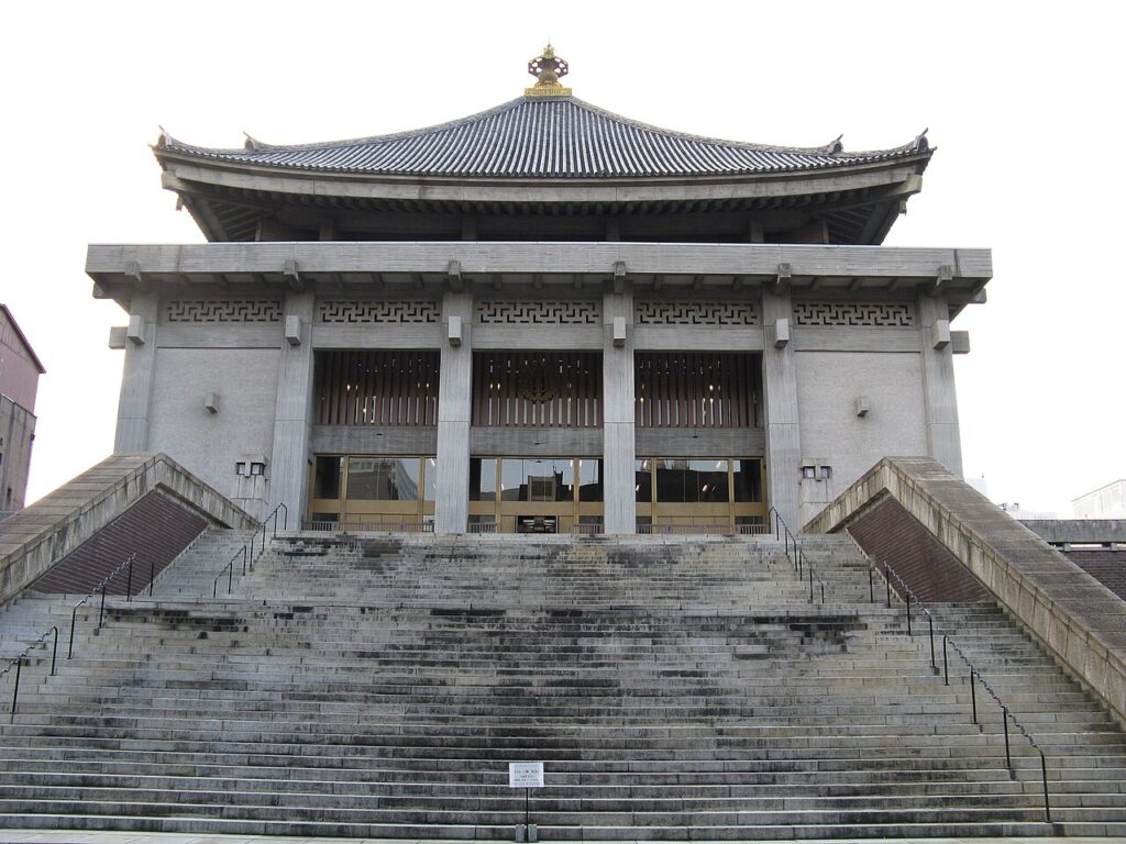 本願寺津村別院（北御堂）の本堂と正面階段