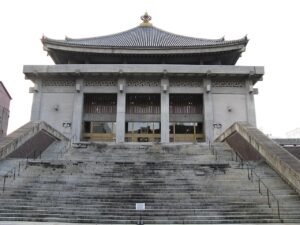 本願寺津村別院(北御堂)の本堂と正面階段