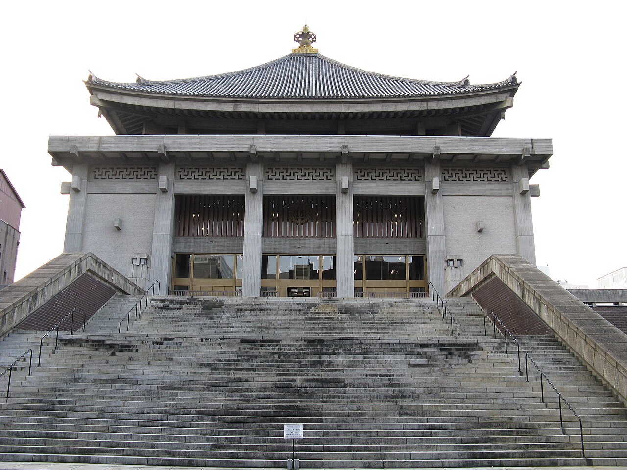 本願寺津村別院(北御堂)の本堂と正面階段