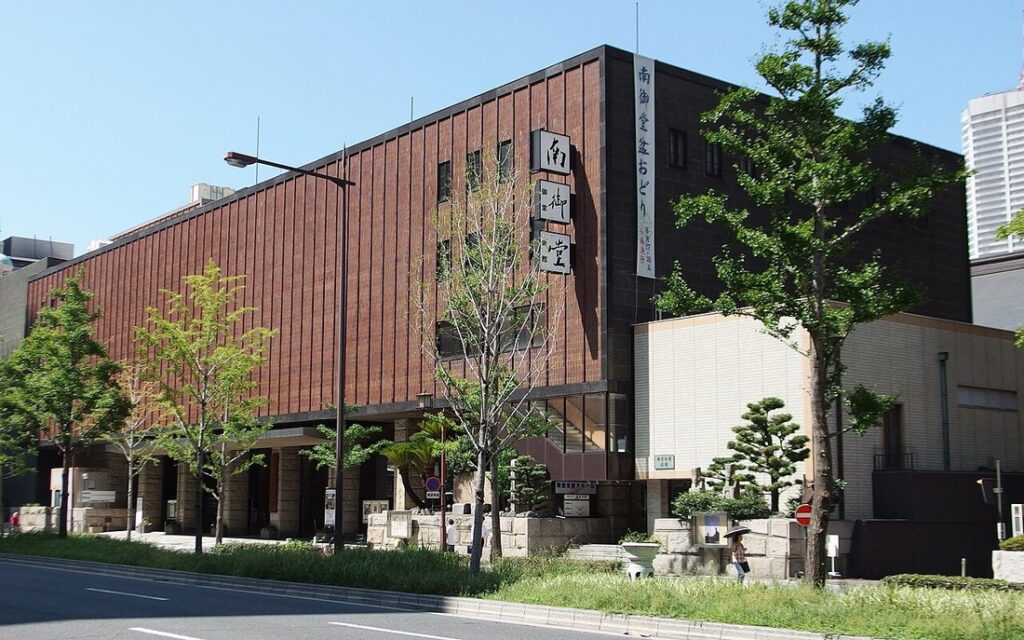 御堂筋側から見た南御堂の外観。壁面に「南御堂盆おどり」の縦断幕が下がっている