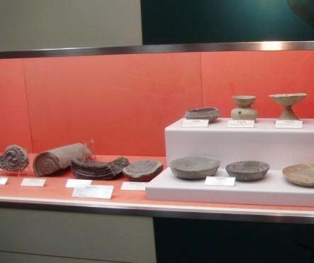 森の宮遺跡展示室の瓦や器の展示