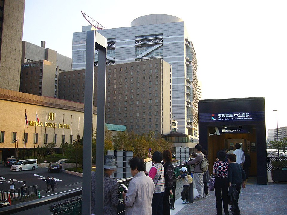 京阪中之島駅の地上出入口とリーガロイヤルホテル