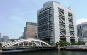 堂島川に面したグランキューブ大阪と堂島大橋