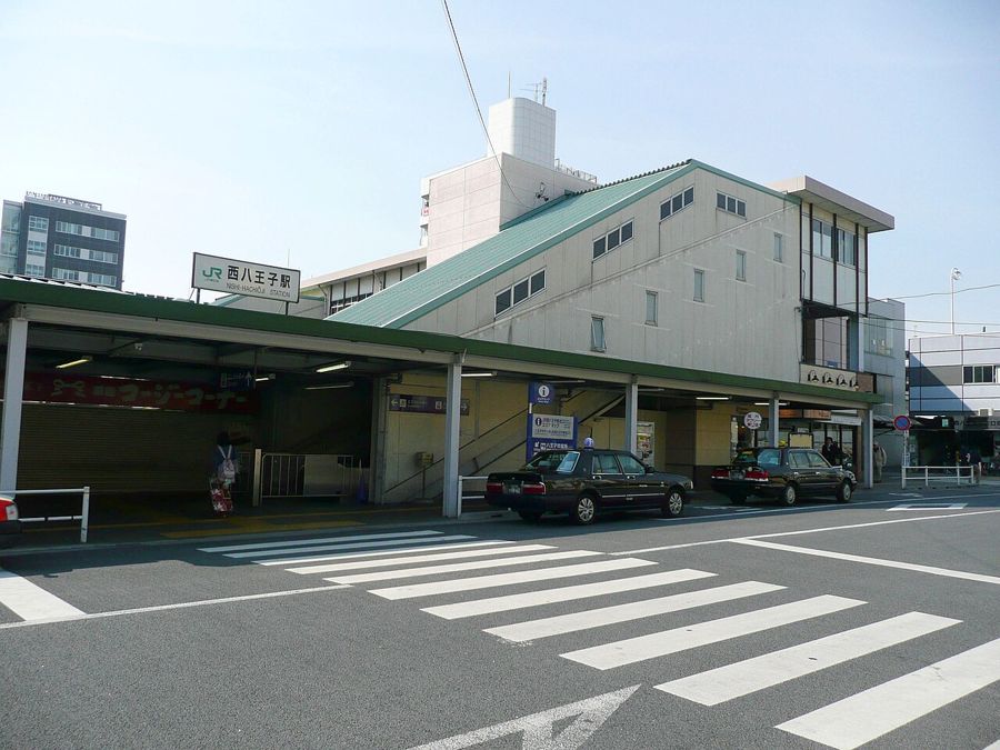 西八王子駅北口の駅舎前。屋根付きの通路と、駅前に並ぶタクシー