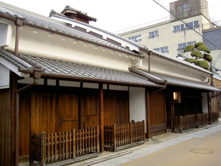 市立枚方宿鍵屋資料館の主屋。瓦屋根と格子が続く街道沿いの町家