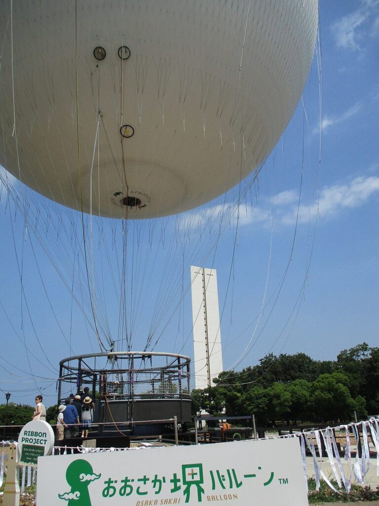 大仙公園のおおさか堺バルーン。白い球体の下に円形のゴンドラが吊り下げられている