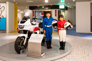 ポリスミュージアム館内の白バイと子供用制服展示