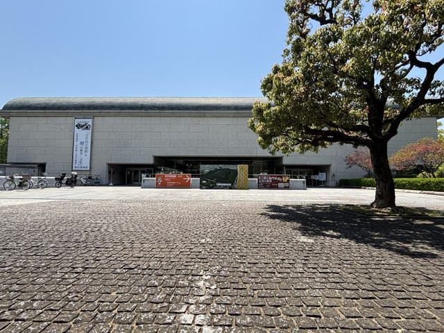 大仙公園内に建つ堺市博物館の正面外観と石畳の広場