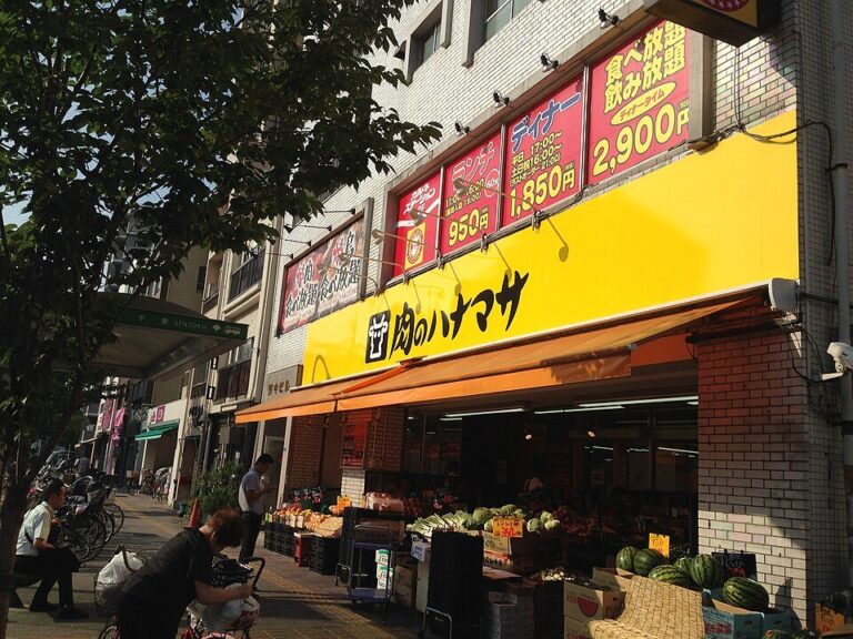 台東区千束の商店街の歩道と街路サイン
