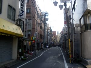 杉大門通りの道路標識と提灯型の街灯が連なる通り