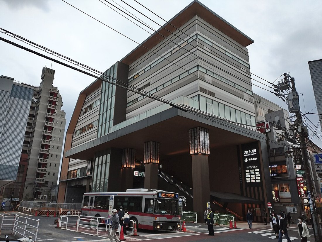 東急池上線 池上駅の駅舎と、駅前に停まる路線バス