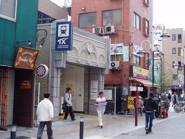 つくばエクスプレス浅草駅A1出入口の階段と、TXのロゴが入った案内サイン