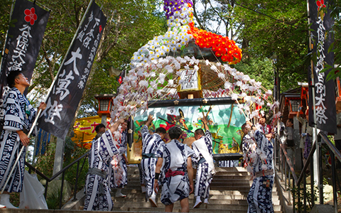 石段を上って境内へ運び込まれる大万灯（谷保天満宮例祭）