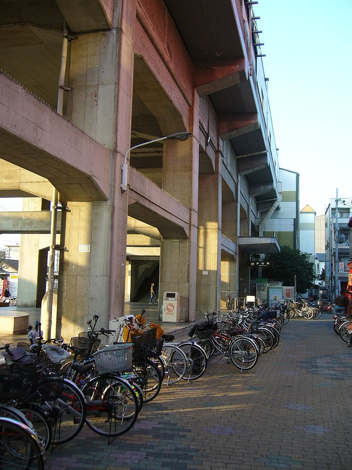 近鉄矢田駅の高架下東側に並ぶ自転車