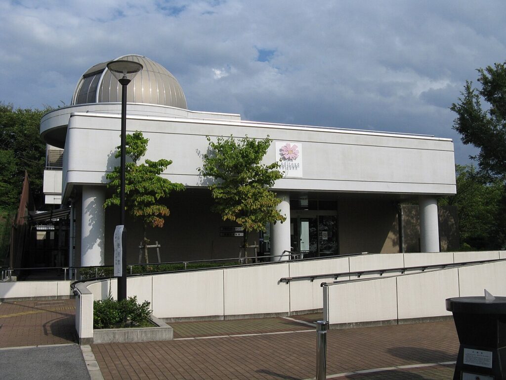 貝塚市立善兵衛ランドの外観。屋上に銀色の観測ドームが載る